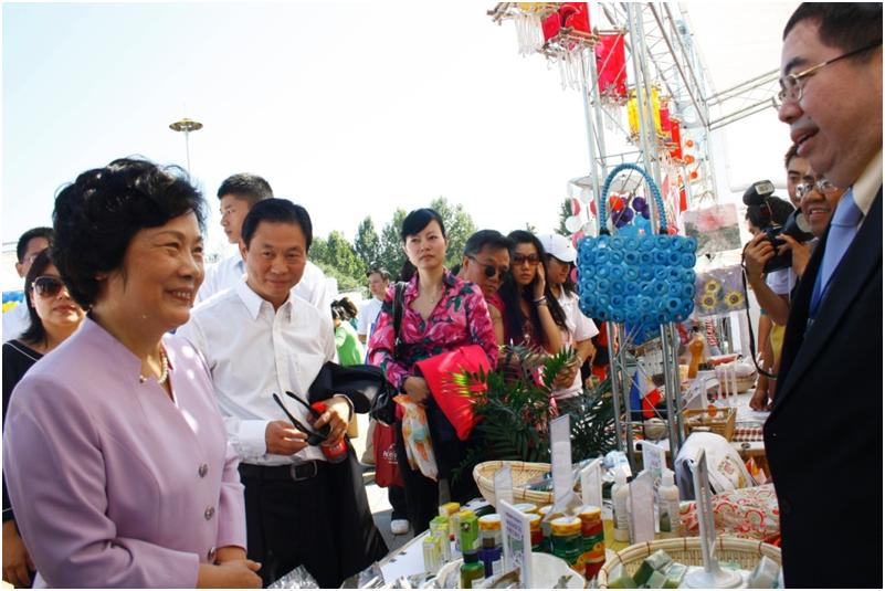 Mrs. Le Aimei and (left) Director General Deng Zhonghua, Department of Boundary and Ocean Affairs, MFA exchange pleasantries with Charge d’ Affaires Alex G. Chua. bazaar3-2012